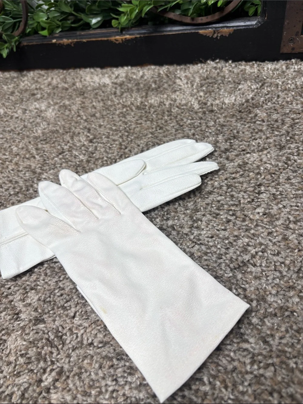 Vintage Crescendo Gloves white Sz 7 bracelet length MCM